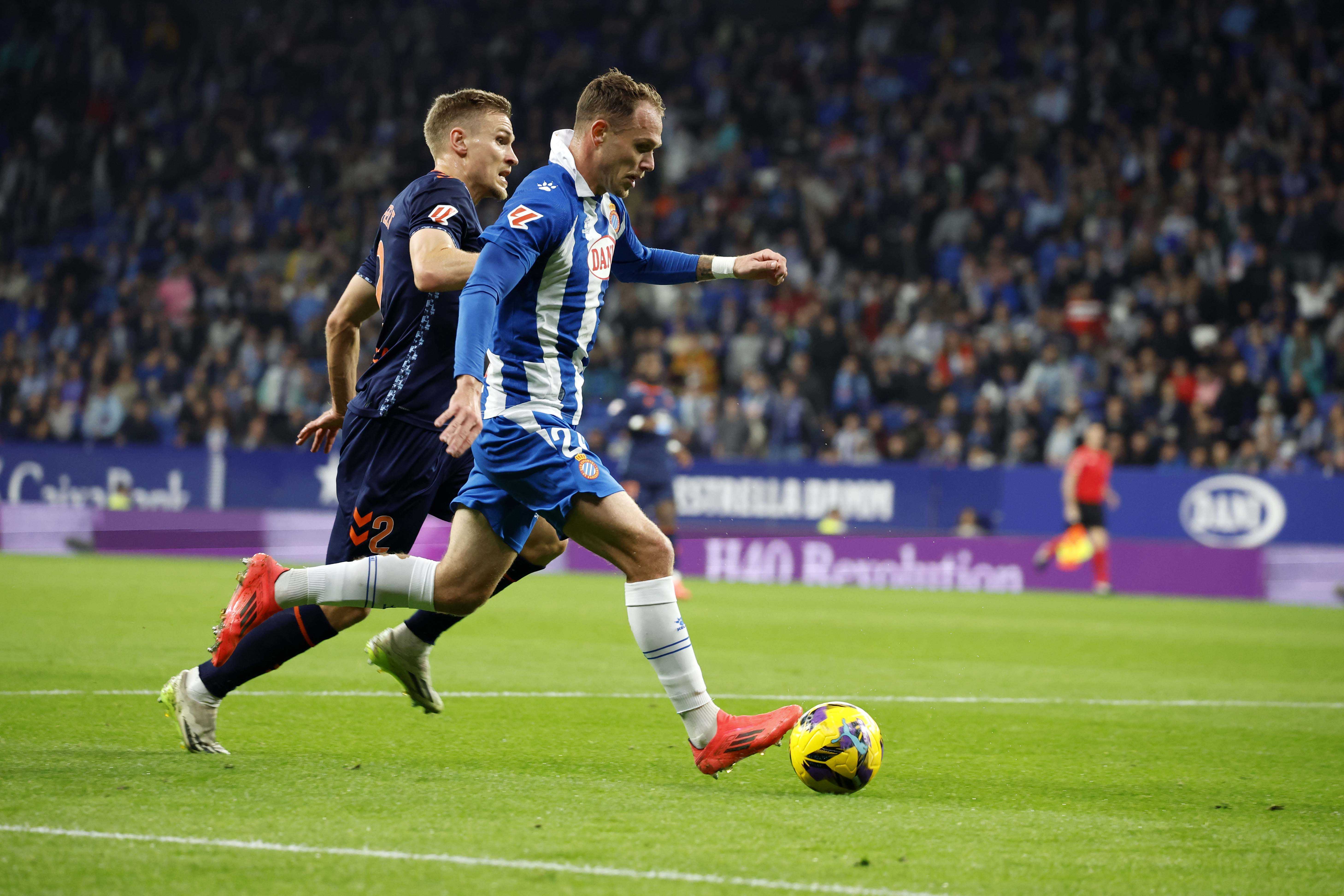 FB体育官方网站-西班牙人防守失误，遭遇主场失利