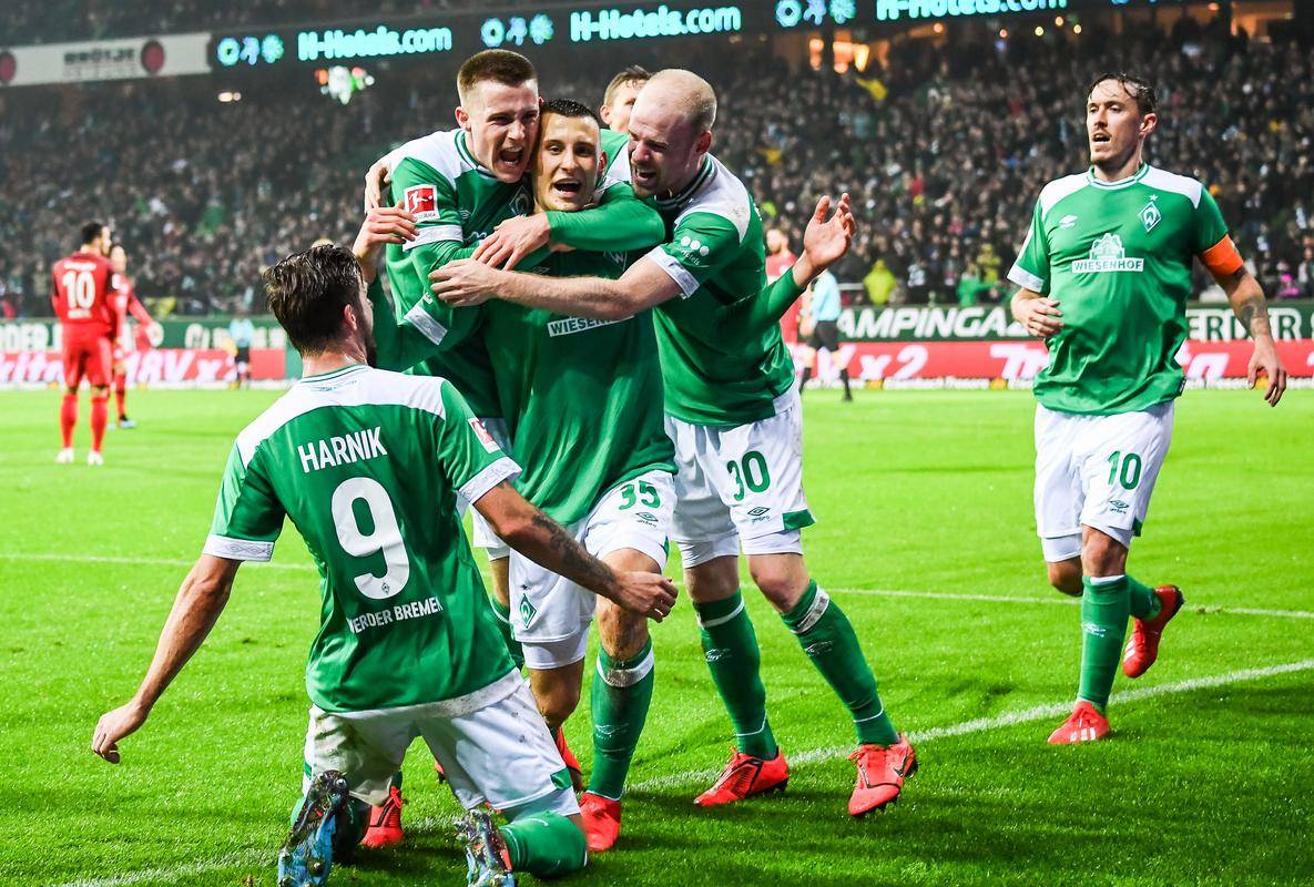 柏林联队员连续进球，助球队取胜