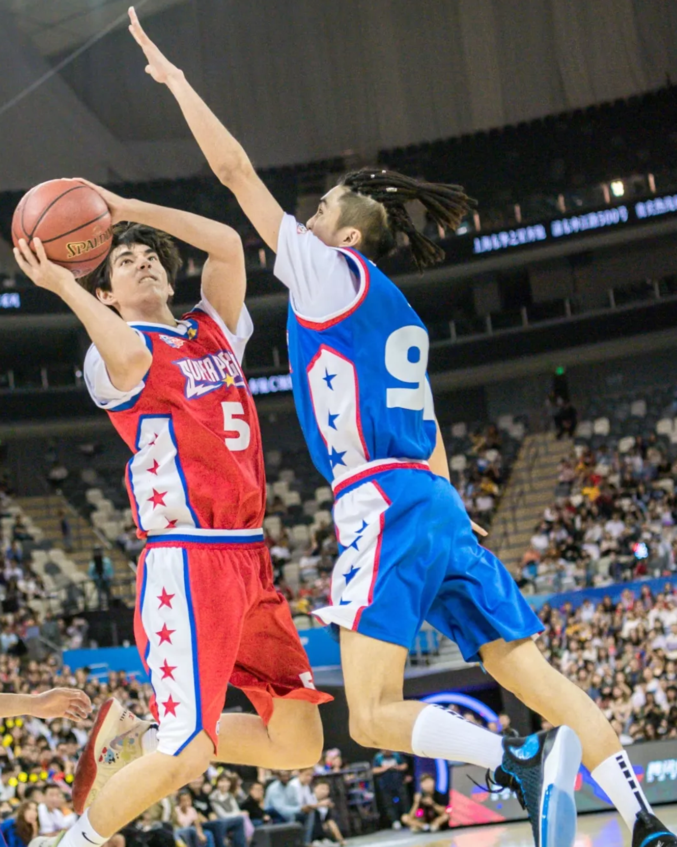 全球篮球比赛吸引众多球迷，场面惊心动魄的简单介绍