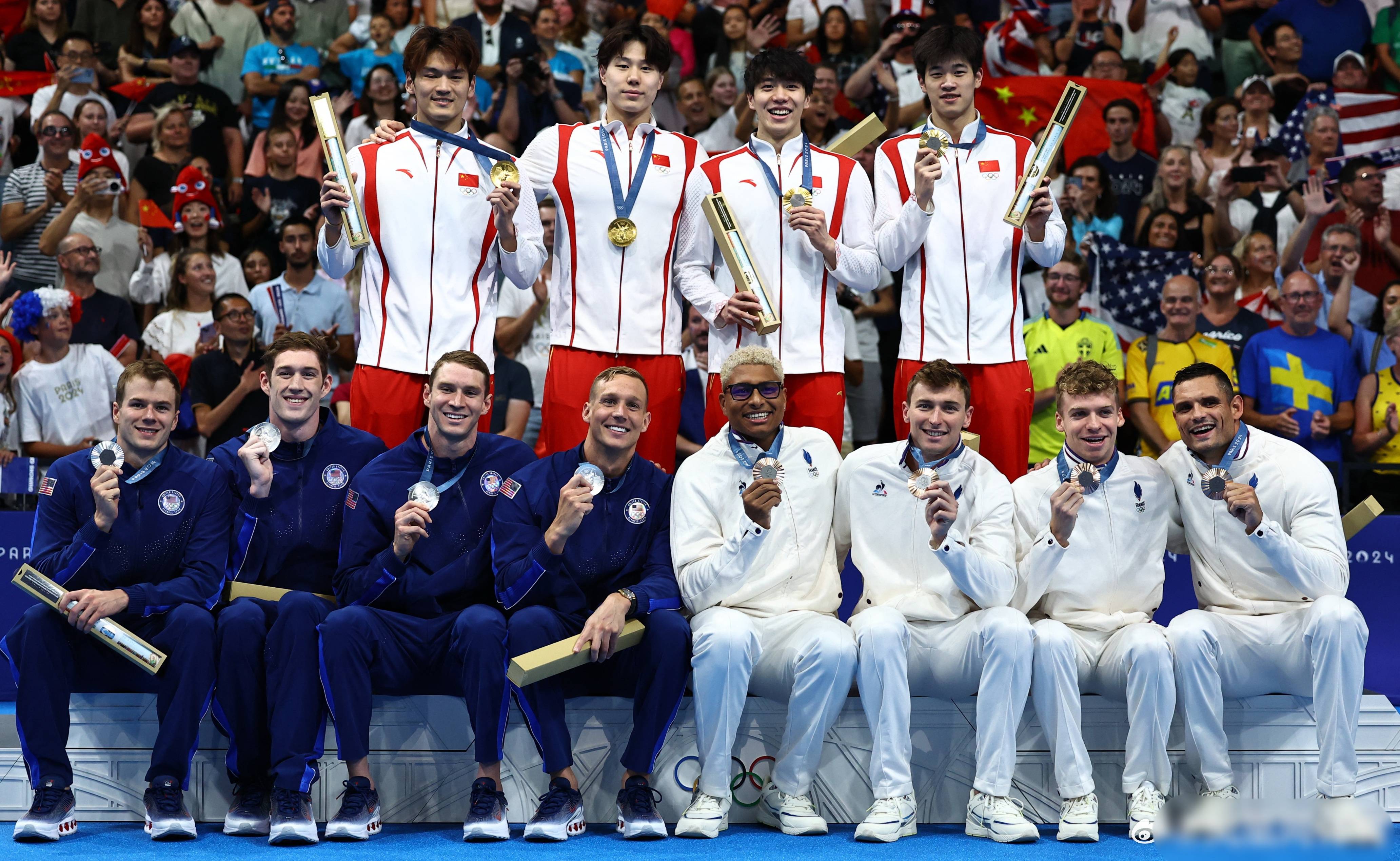 -美国游泳队在接力赛中取得胜利