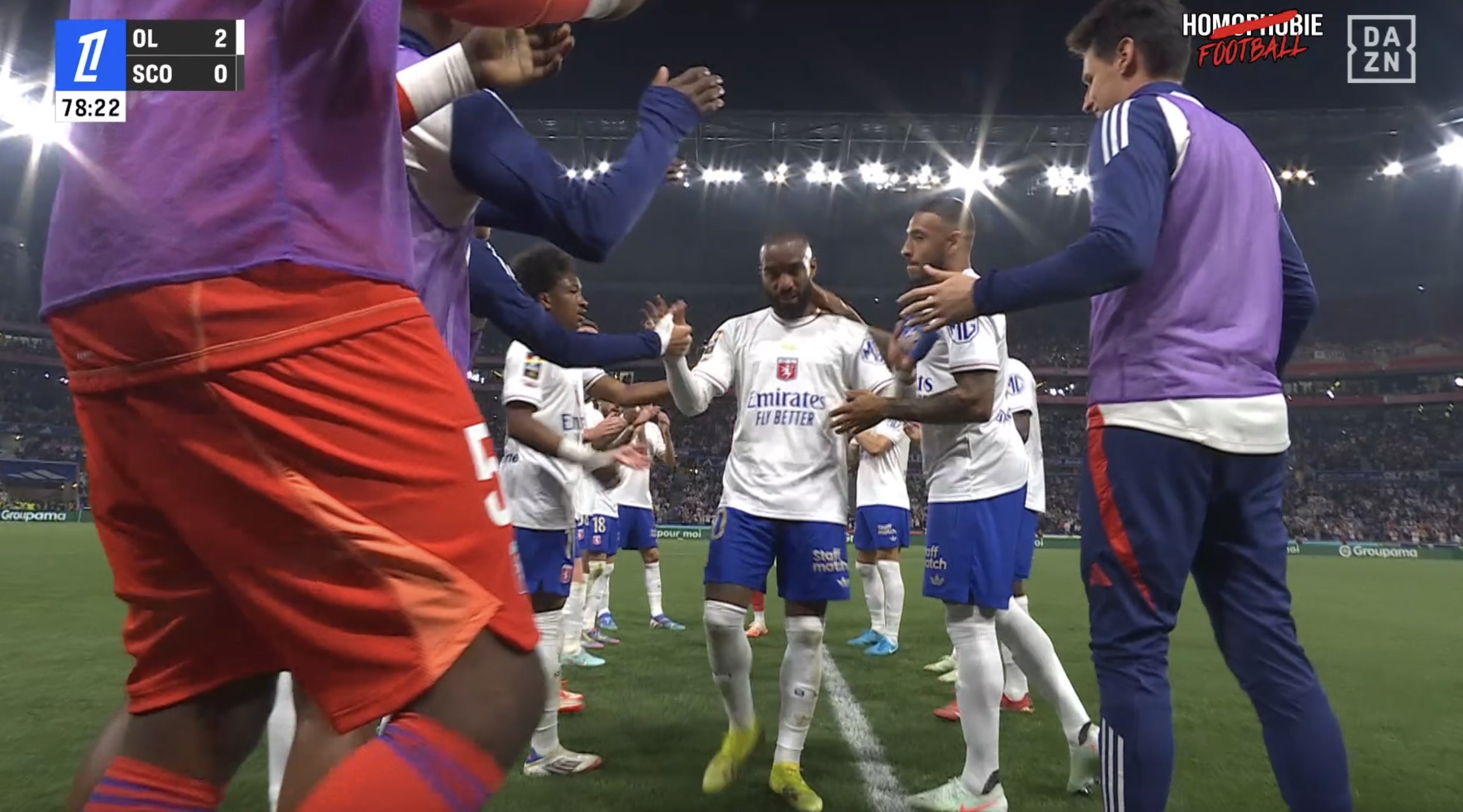 里昂主场惨败，频频失误引发球迷不满