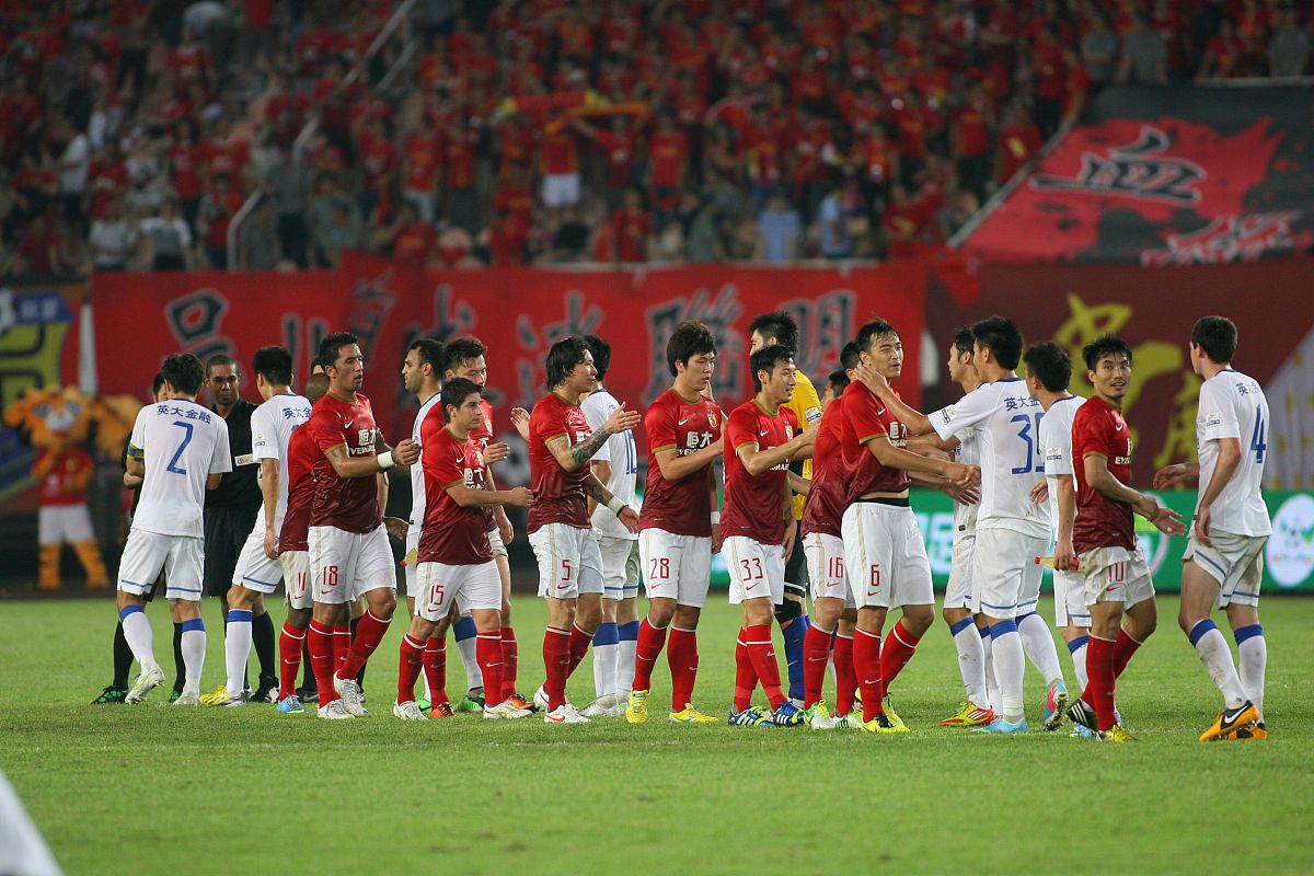 球场上充满着竞争与激情,球员们为了胜利拼尽全力 球场上充满着竞争与激情,球员们为了胜利拼尽全力