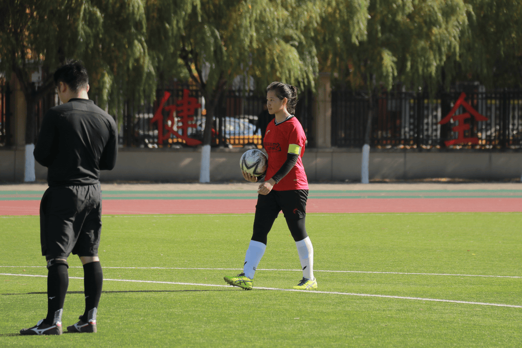 女足球员在全国比赛中表现稳定取得积极成绩