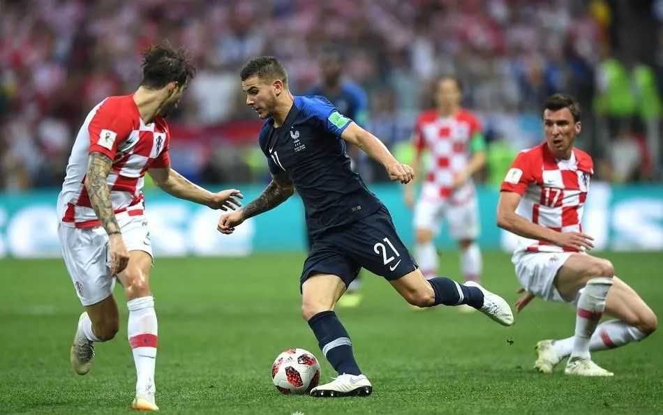 法国队斩获胜利，向卫冕冠军之路迈进