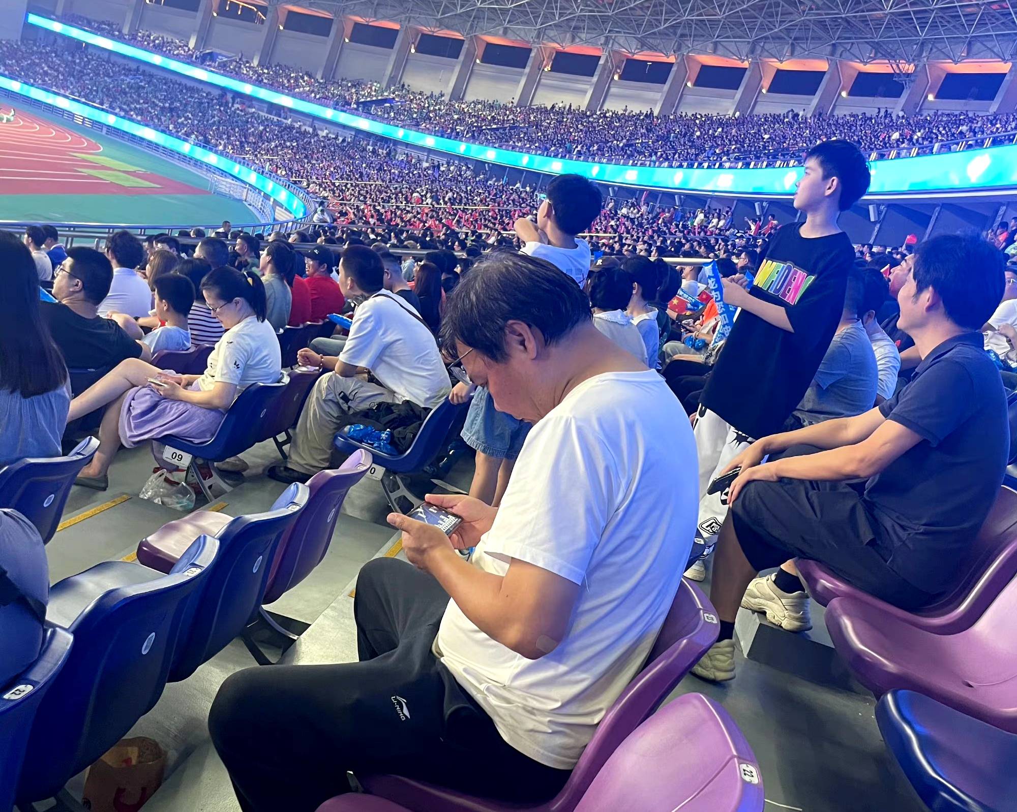 比赛激情四射,观众欢呼连连 比赛激情四射,观众欢呼连连