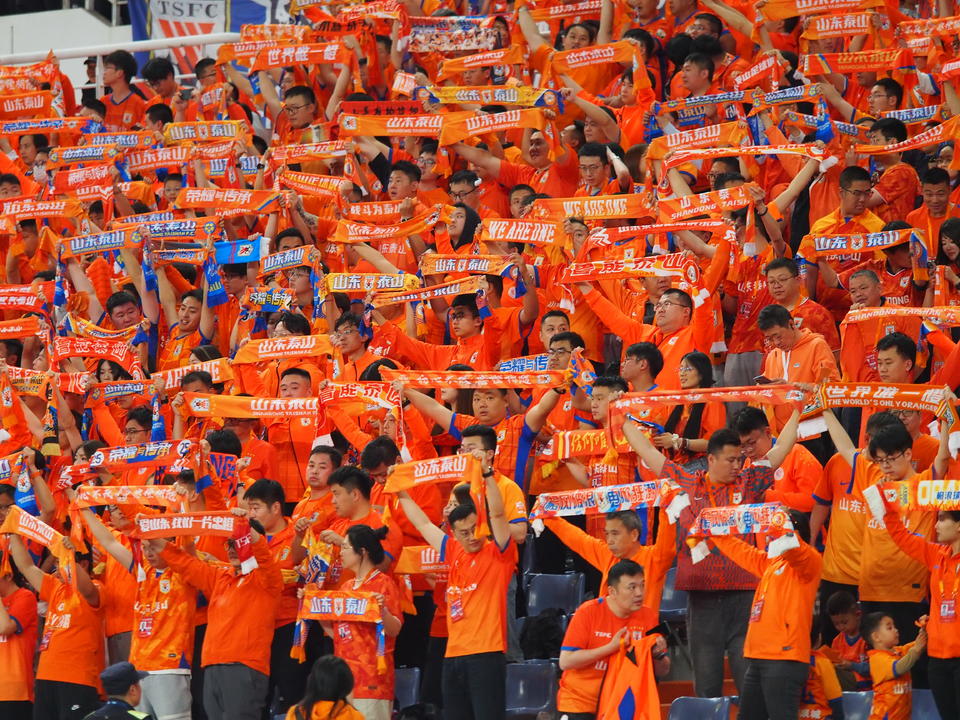 申花球迷助威全场，助力球队奋力争胜