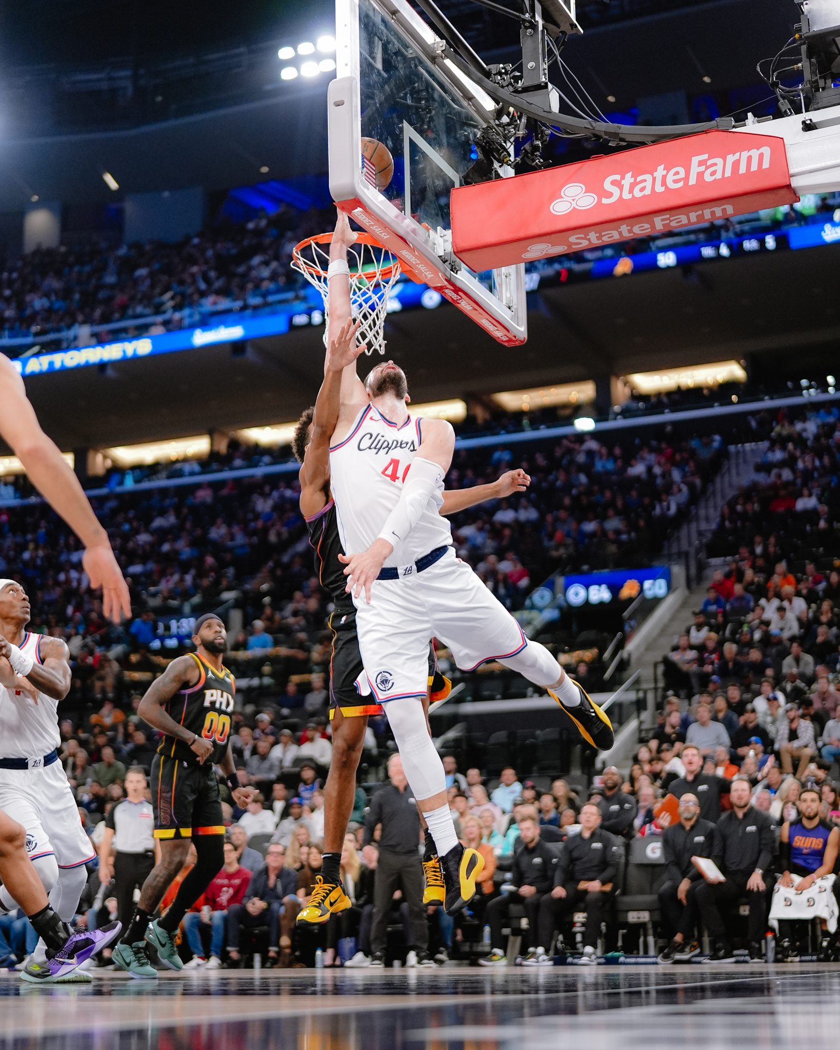 FB体育APP-快船队客场逆转胜出，继续保持不败