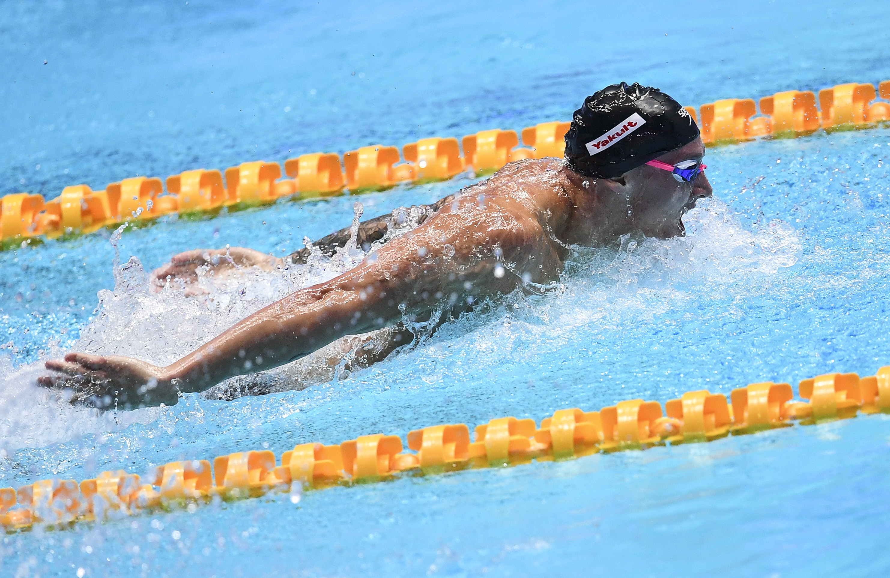 美国游泳选手夺冠，喜获奖杯