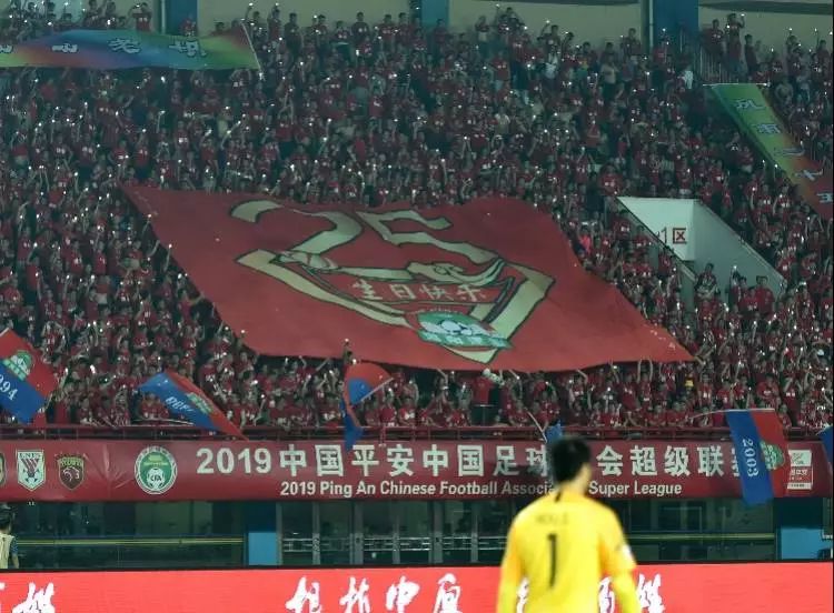 亲民教练率队斩获胜仗,备受球迷喜爱 亲民教练率队斩获胜仗,备受球迷喜爱