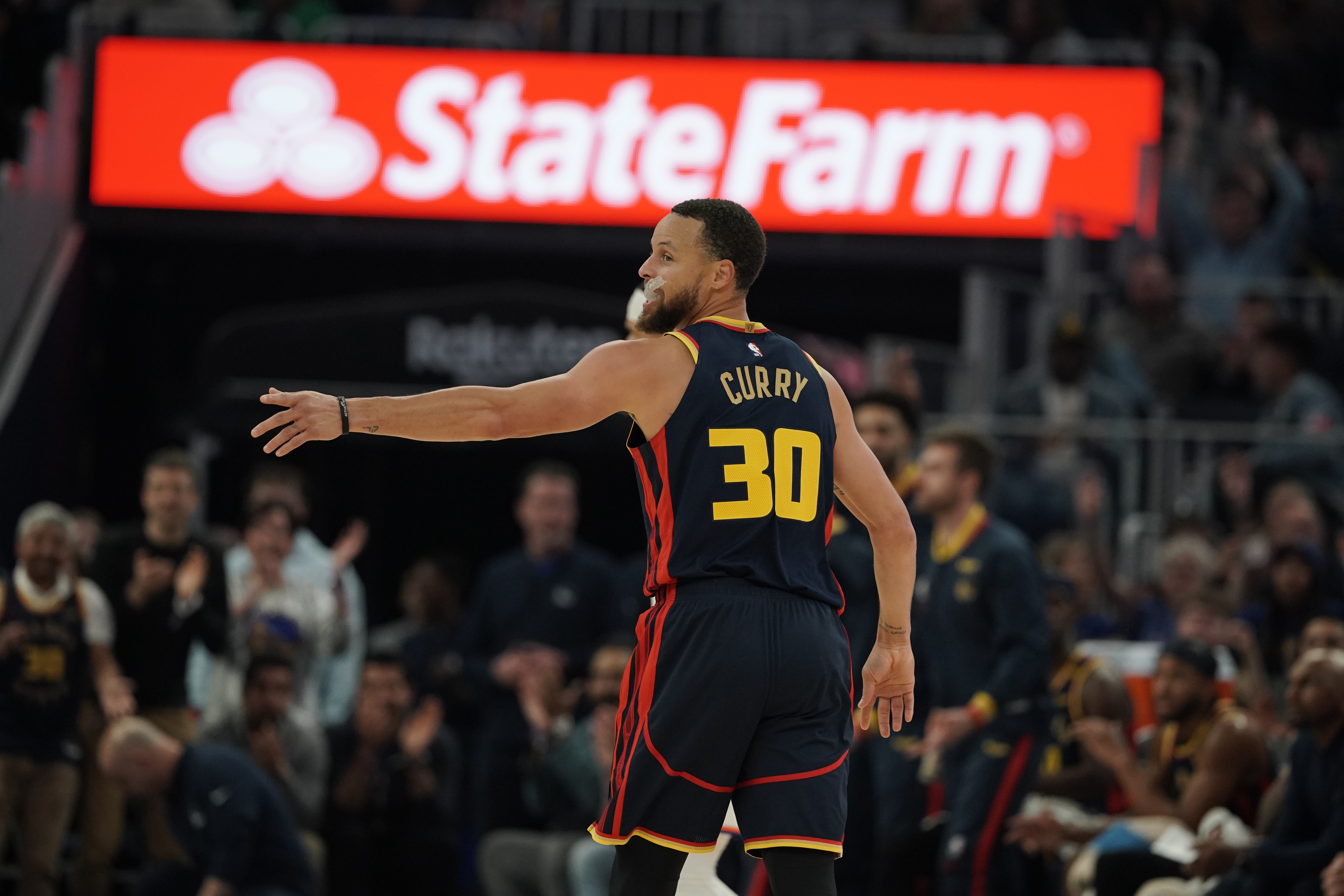 尼克斯战胜公牛,兰多夫关键时刻发威 尼克斯战胜公牛,兰多夫关键时刻发威