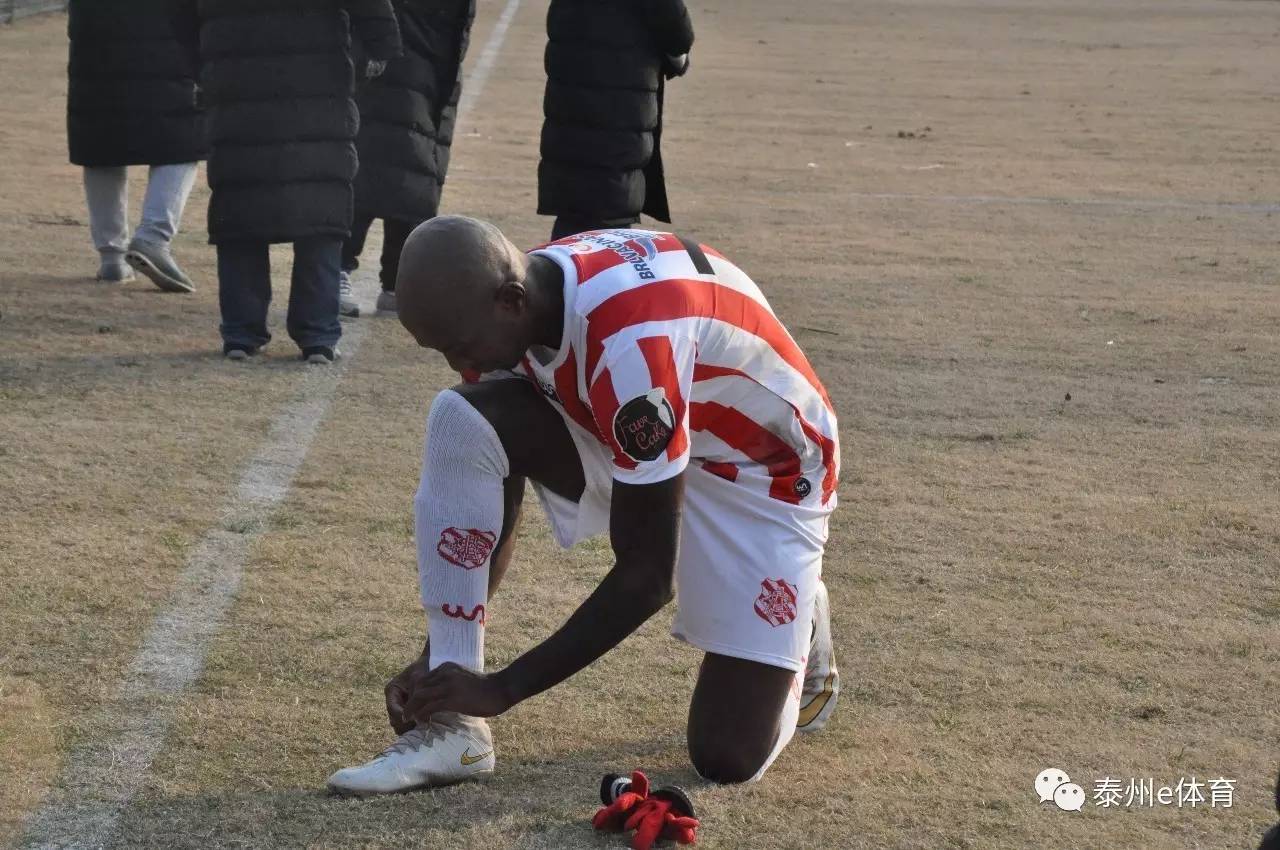 教练力挺球队，精彩表现赢得观众掌声