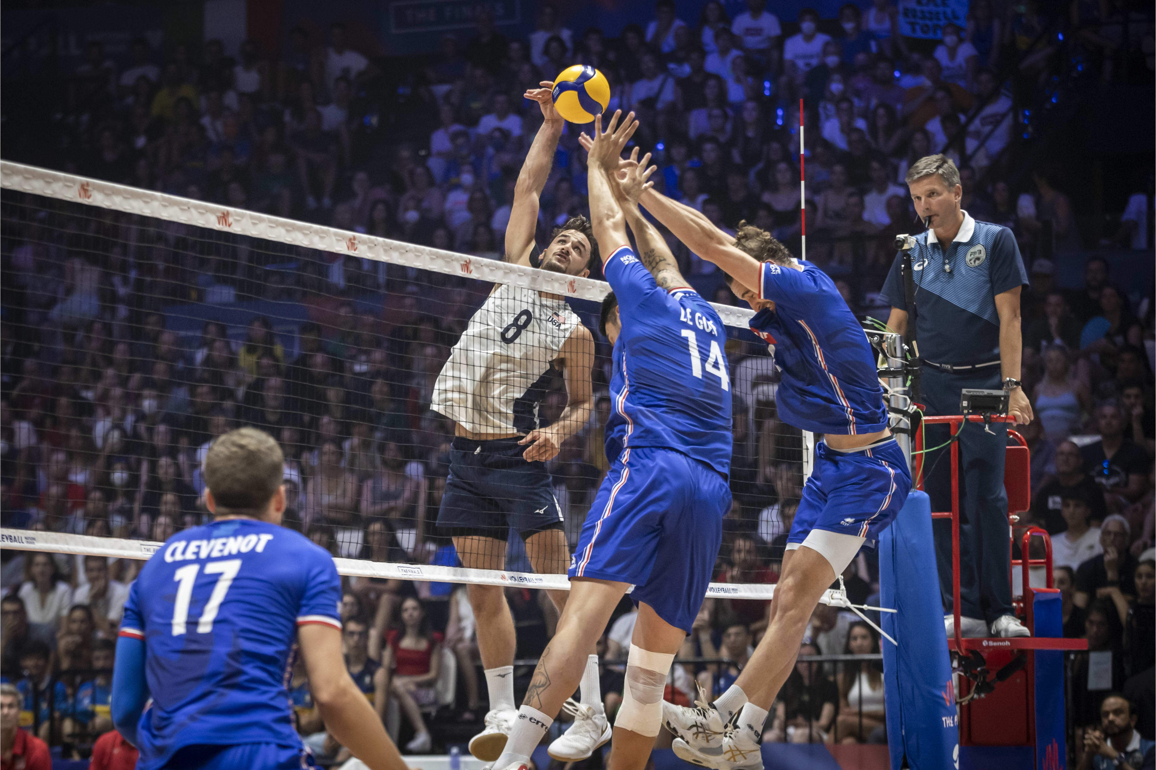 FB体育官网-前哨战瑞士队与法国队激战