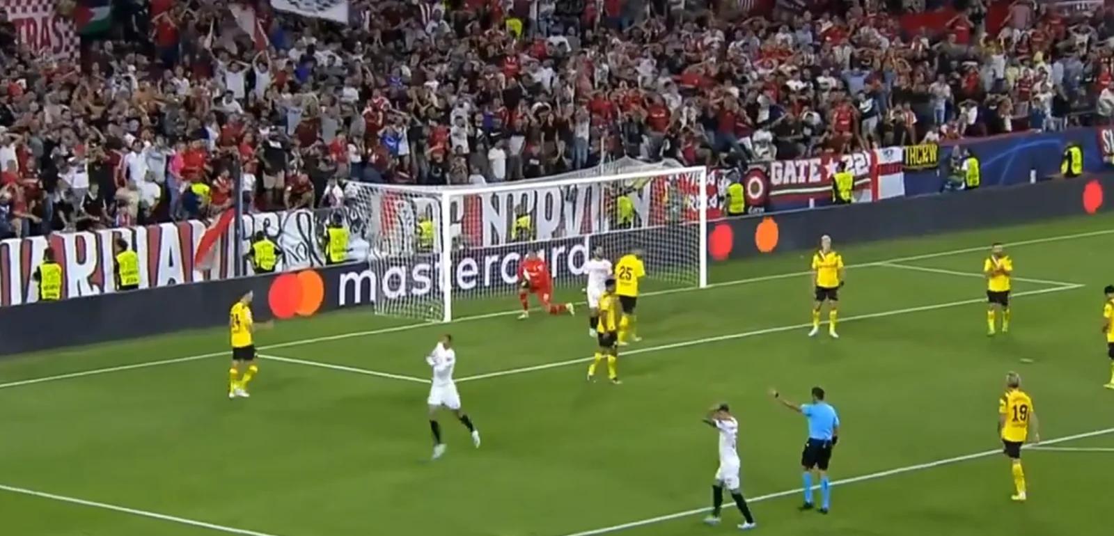 包含曼城客场大胜多特蒙德，提前锁定小组第一的词条