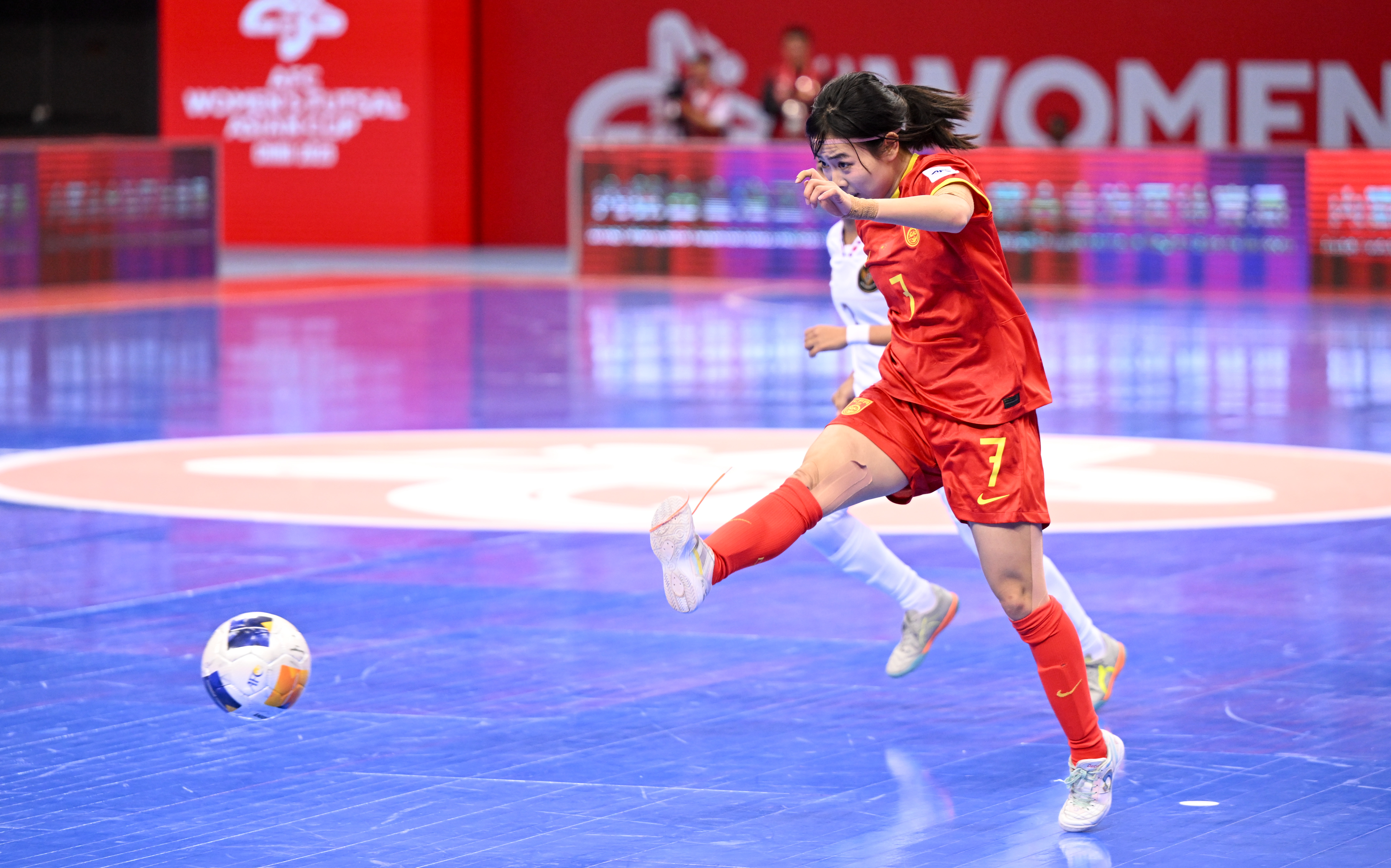 中国女子足球队战胜实力强劲对手