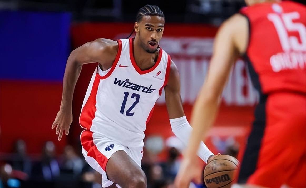 球队新秀表现抢眼，成为场上一大亮点