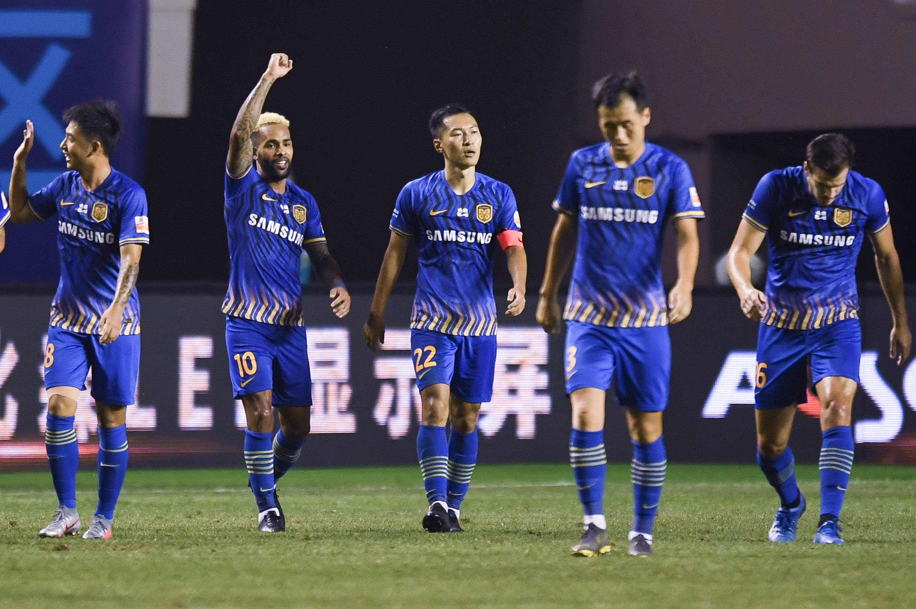 包含苏宁战辽宁,半场悬念扑面而来引发球迷热议的词条 包含苏宁战辽宁,半场悬念扑面而来引发球迷热议的词条