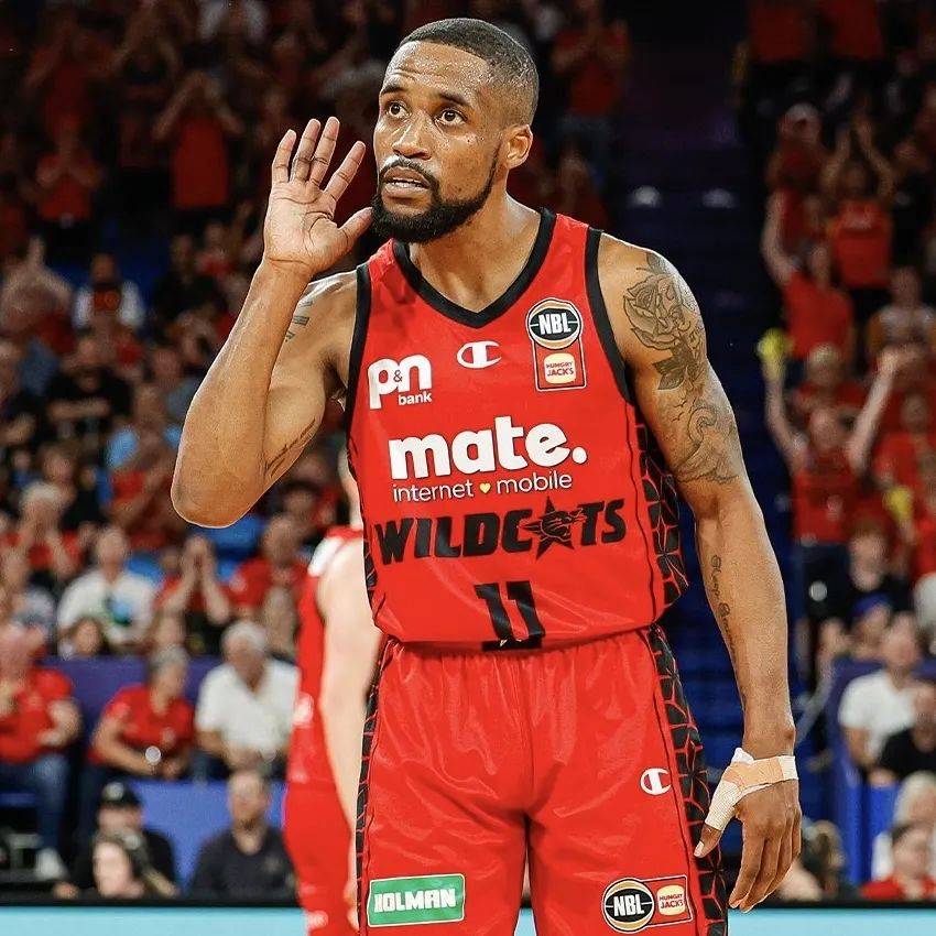 爵士队外援回归全力拼搏，球队止颓势