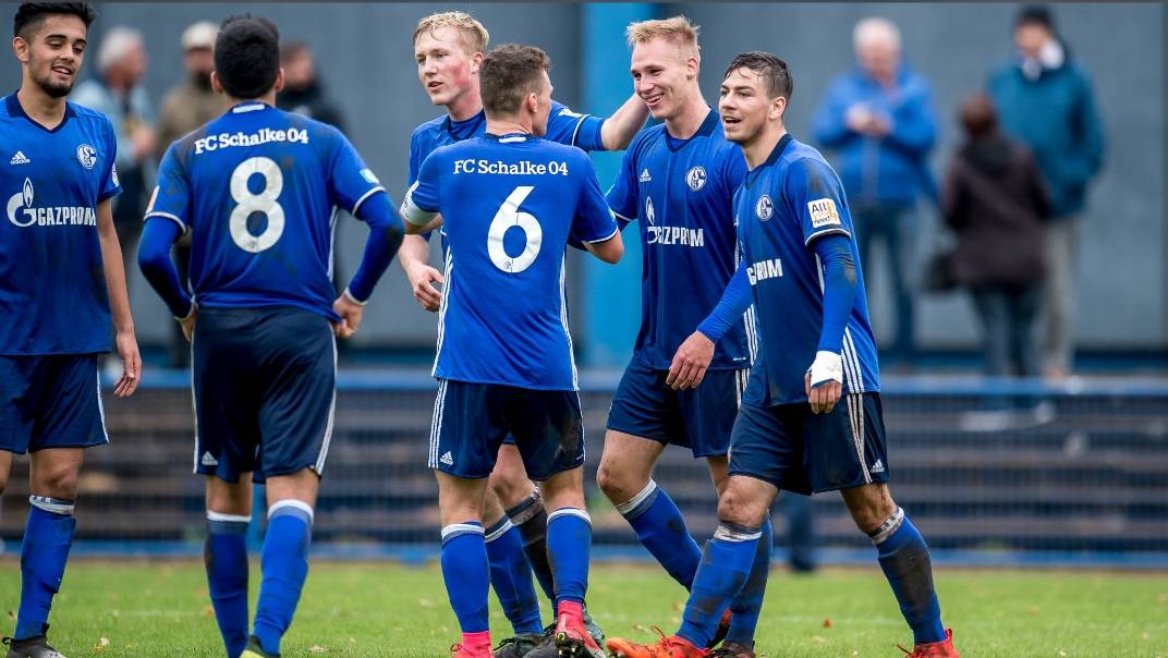 关于沙尔克04客场逆转胜药厂，终结四连败的壮举闪耀德甲赛场的信息