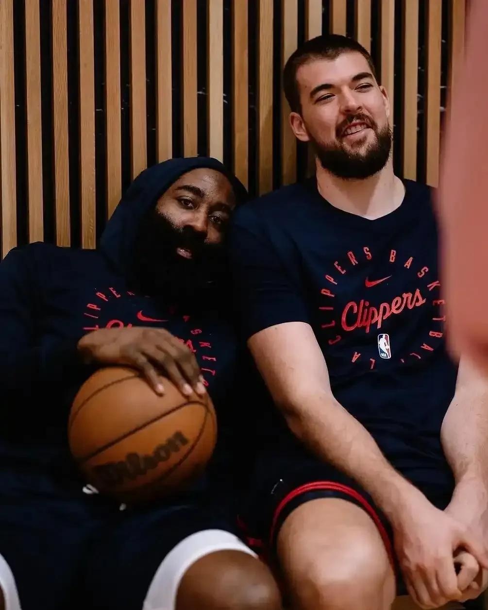 FB体育注册网址-战火熊熊：狂人哈登砍下40分