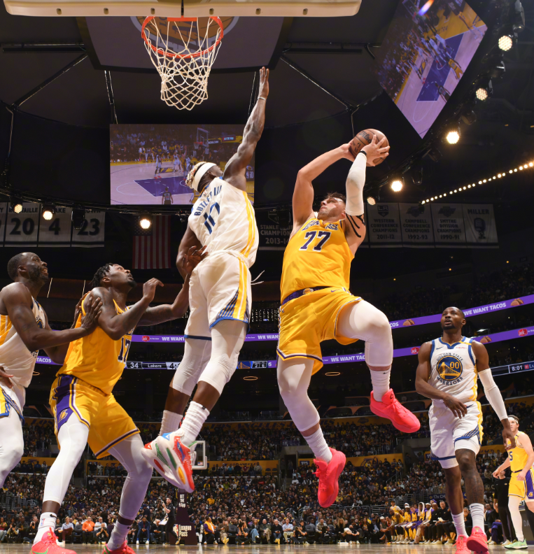 FB体育网页版-火箭主场击败湖人横扫